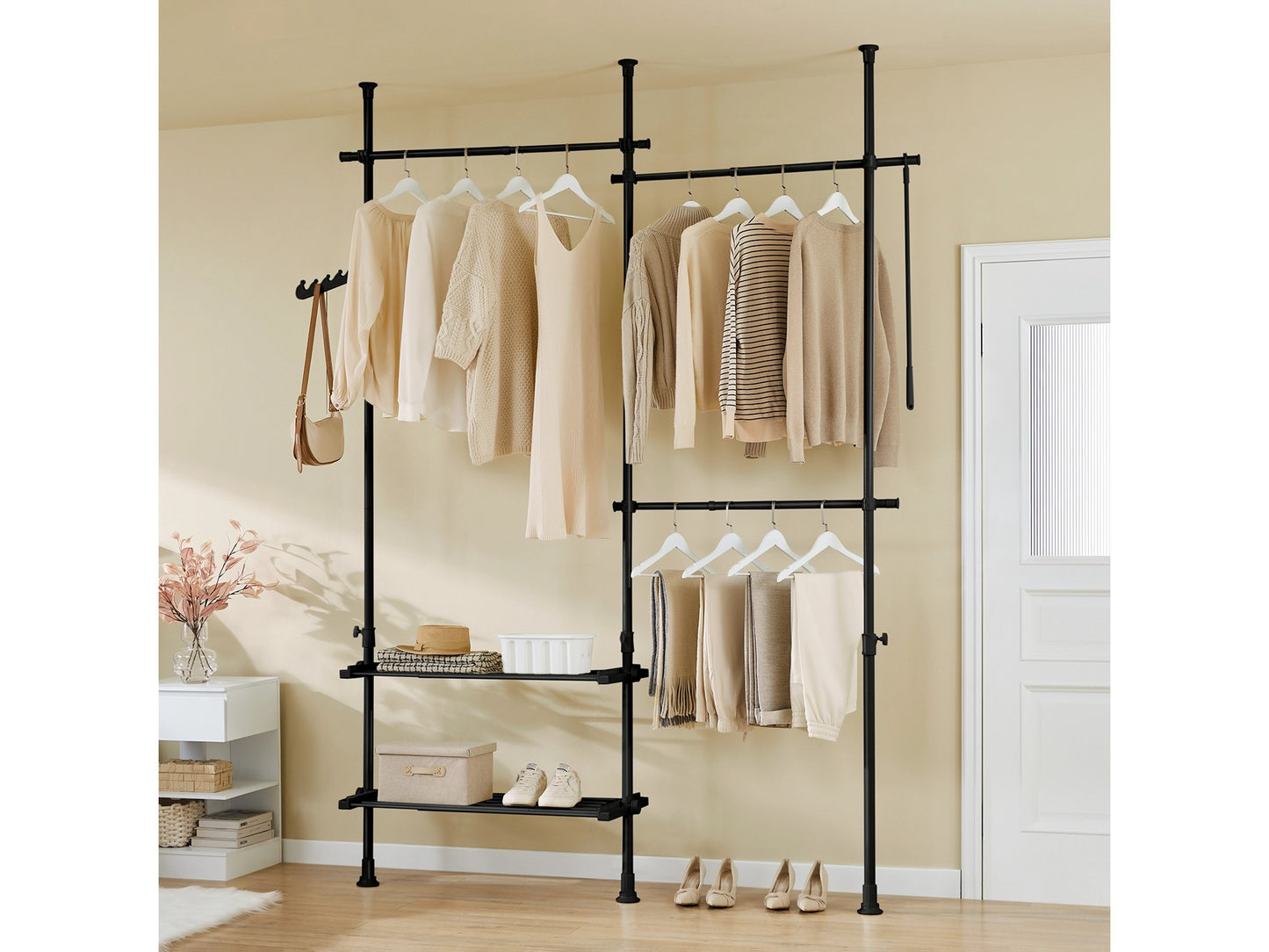 SoBuy Telescopische Vloerhanger – Verstelbare Open Garderobe – Inclusief Stangen en Planken – Zwart