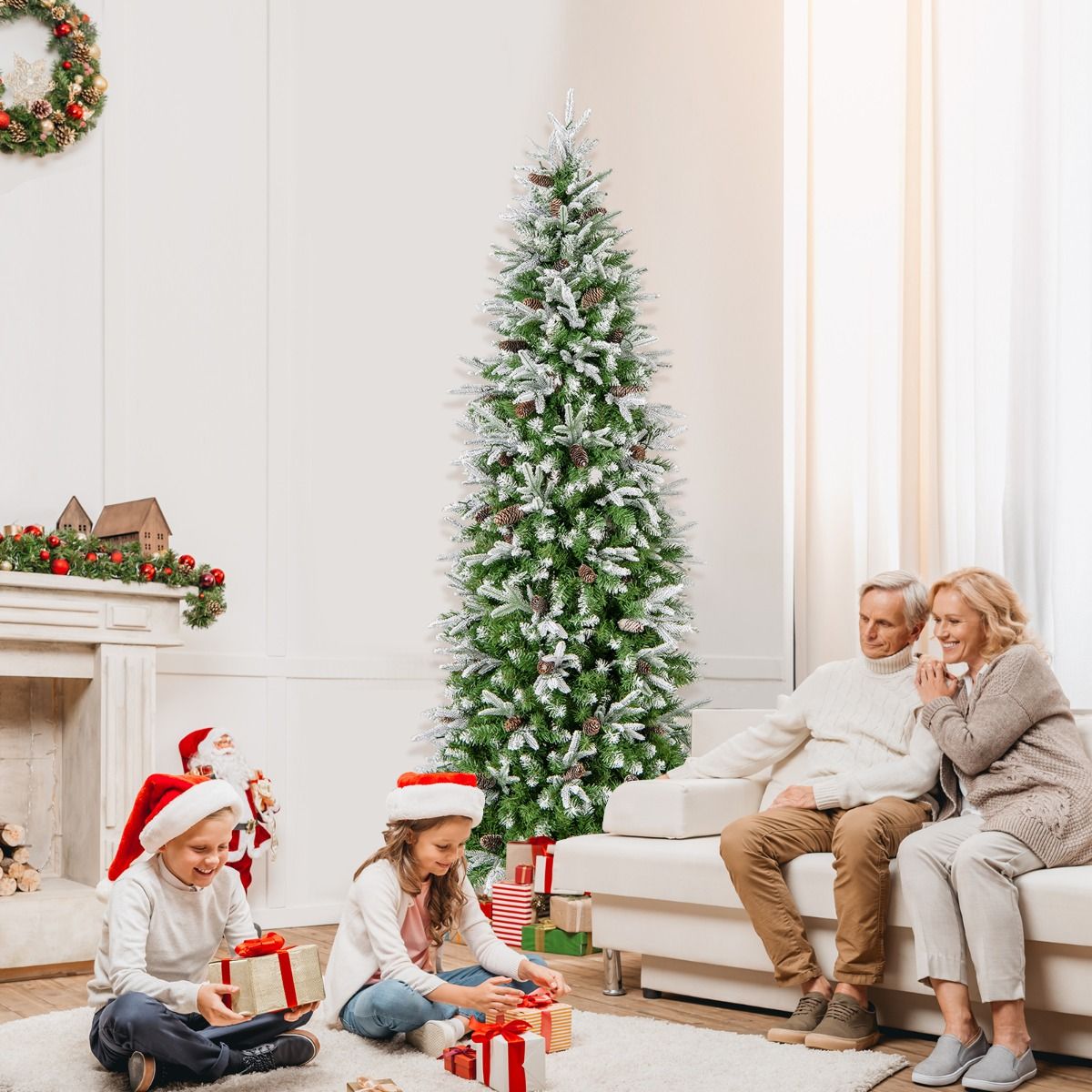 Coast Kunstkerstboom 225 cm Groen/Wit – Voorverlicht met Warmwitte LED – Scharnierconstructie – 913 Takken – Met Sneeuw en Dennenappels