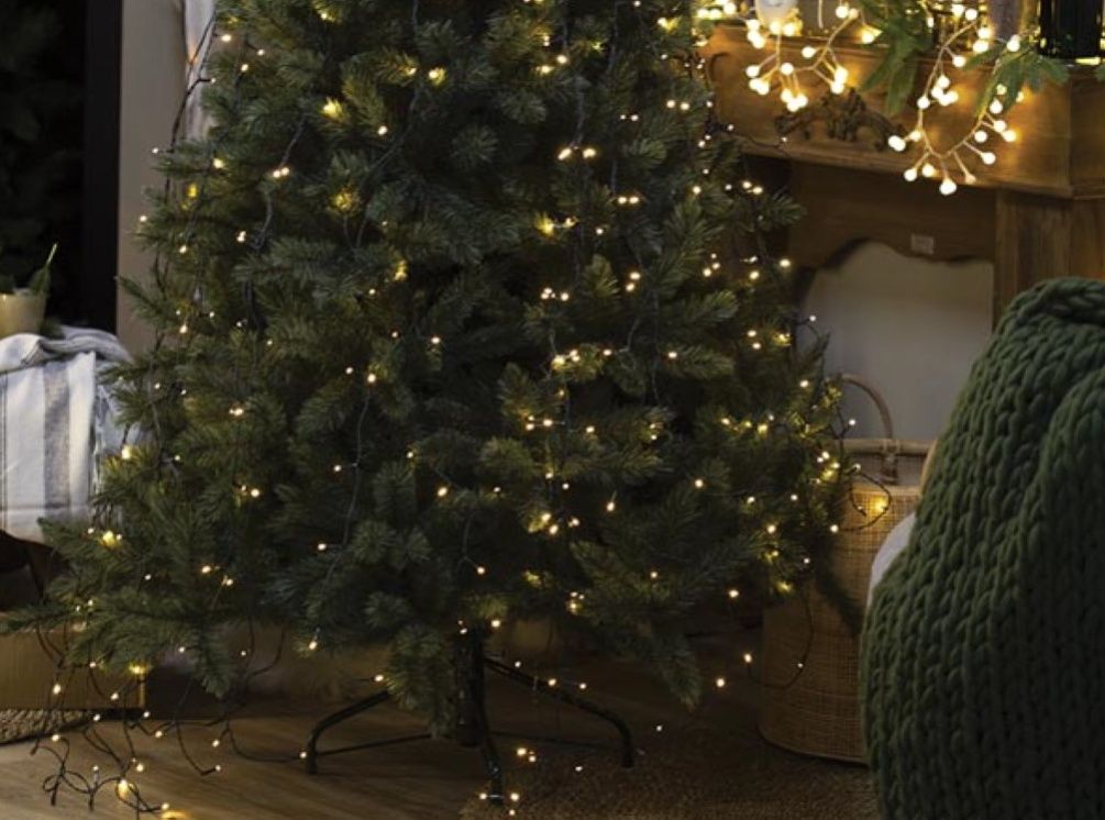 Vellight Atria LED For Tree Kerstverlichting Kerstboommantel – Voorzien Van Praktische Ring Met Lichtsnoeren En Energiezuinige Leds En Weerbestendige Adapter – Voor Binnen En Buiten – Groen Koper En Kunststof – 240 cm