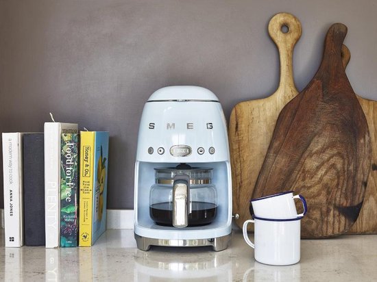 SMEG DCF02PBEU Filterkoffiemachine - Koffiezetapparaat - 10 Koppen - Warmhoudfunctie 40 min - Aroma Instelling - Programmeerbare Startfunctie - 50’s Style - Pastelblauw