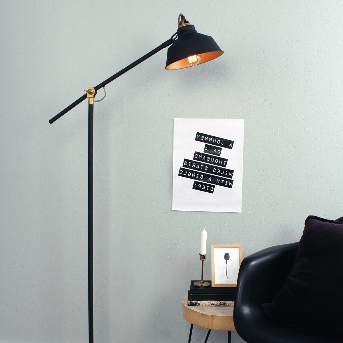 Zwarte Vloerlamp Nove 1322ZW - Draaibare & Kantelbare Industriële Lamp met Goudkleurige Details, E27 Fitting, Metaal & Kunststof - Mexlite