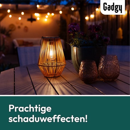 Gadgy Solar Tuinverlichting Rattan Bruin - Tuinverlichting op Zonne Energie - Solar Tafellamp met USB-aansluiting - Buitenlamp Tuinbeeld - Tuinlantaarn met Dag/Nacht Sensor - Verlichting voor Buiten - Lantaarn Tuin