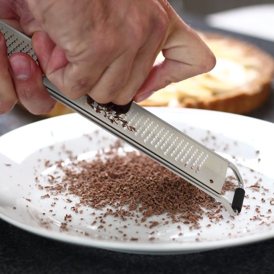 Vlijmscherpe roestvrijstalen citroenzesterrasp, ergonomische raspen voor keuken met handvat en antislippad, veelzijdige citroenzester-tool verdubbelt als een Parmezaanse rasp, knoflookrasp, gemberrasp en meer