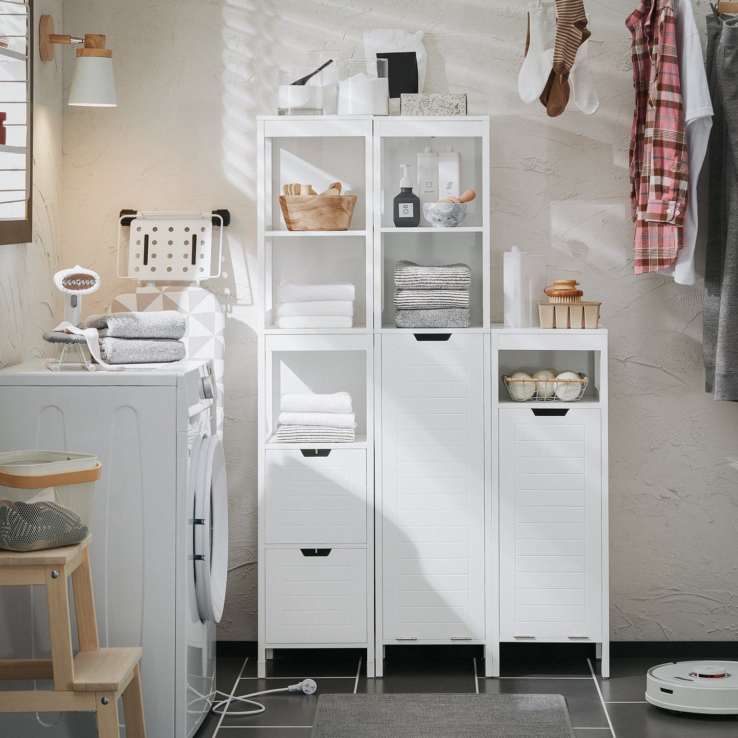 SoBuy Badkamer Kolomkast - 2 Planken - 1 Wasmand - 30 x 30 x 145 cm - Wit
