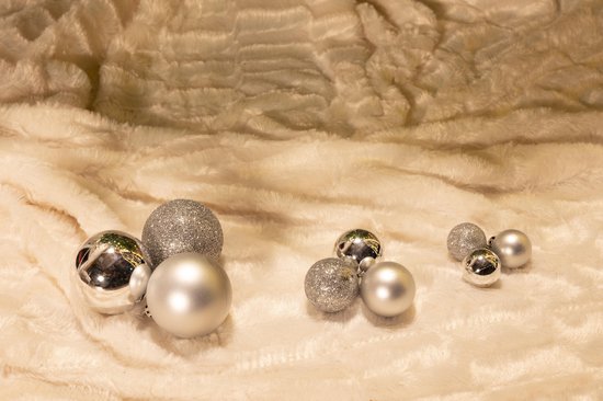 Christmas Gifts Kerstballen Set Zilver - 70 Stuks Kunststof Kerstballen - Incl. Kerstballen Opbergbox - Ø4/5/6 cm