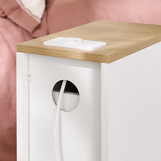 SoBuy Slim Nachtkastje met Oplaadstation, Smal Bijzettafeltje met Standaard Stopcontact, USB-poort en Type-C Poort voor Slaapkamer en Woonkamer, B20 x D35 x H60 cm, Wit, FBT111-E-WN
