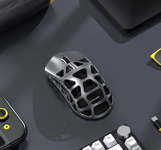 ATTACK SHARK R3 - Draadloze Gaming Muis - PAW3395 - Ultralichte(46g)- Wired/2.4G/BT5.1 - 26000DPI - Magnesium Alloy