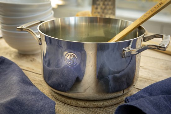 Saveur Voyage Kookpan Ø22 cm – Tri-Ply RVS – PFAS-vrij – Geschikt voor Inductie & Oven
