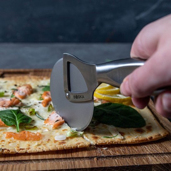 Boska Pizzasnijder Monaco+ - Pizzaroller - RVS - Ergonomische pizzasnijder - Cadeauverpakking - Giftbox - Cadeautips voor mannen - Keukengerei - Keuken accessoires - Levenslange garantie