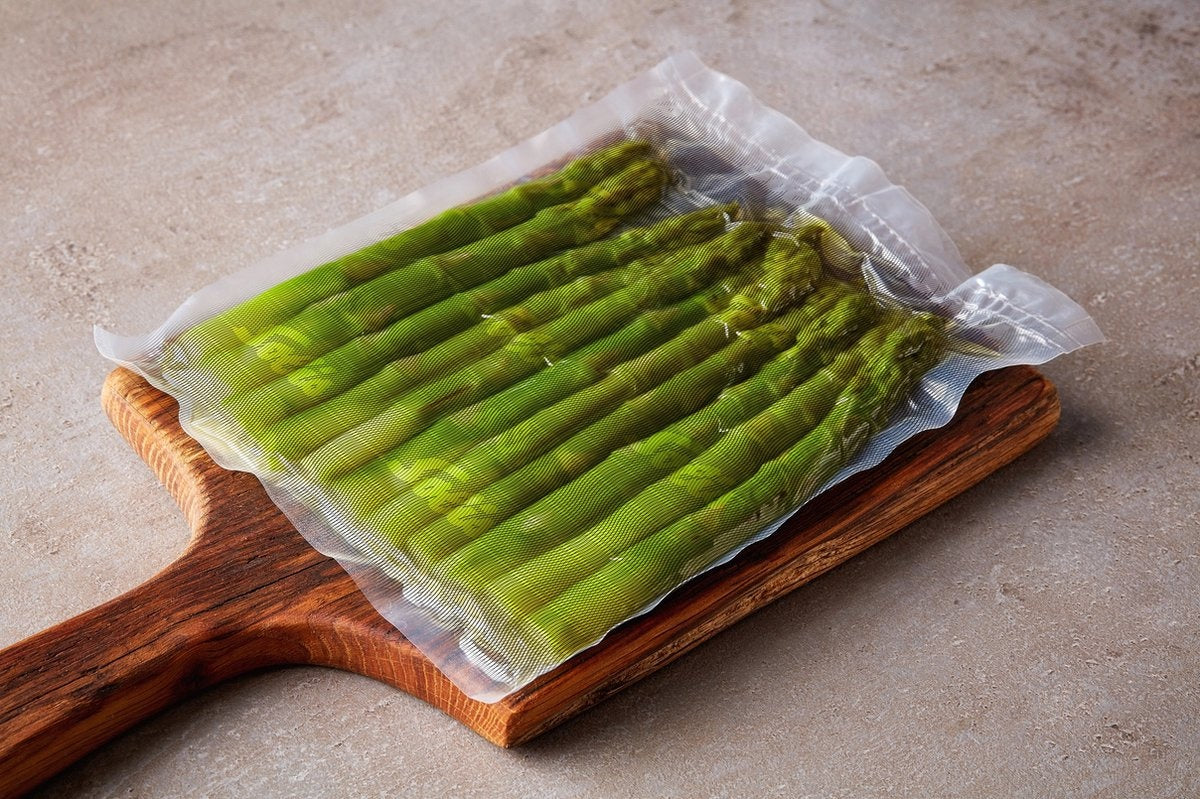 Solis Vacuumrollen 30 x 600 cm - Geschikt voor Diepvries, Magnetron en Sous Vide Koken - BPA-Vrij - Drielaags Vacuum Rollen - Vacuumfolie Rollen - 2 Stuks