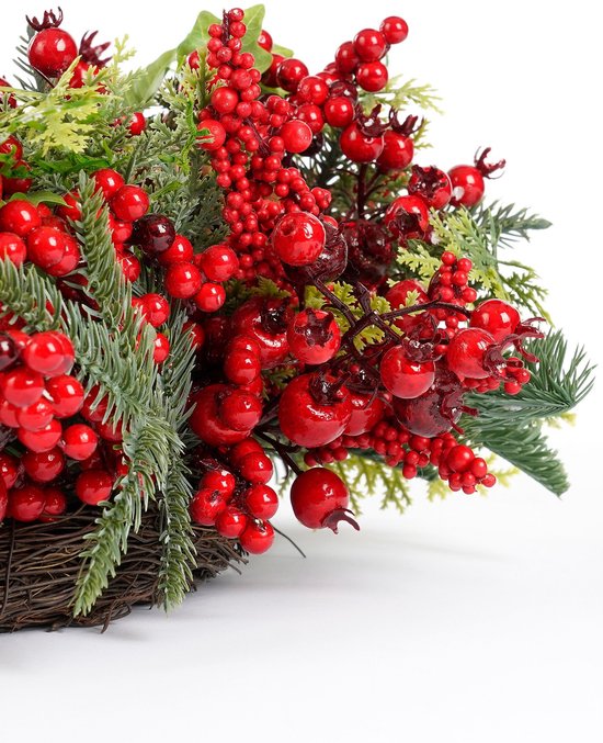 Mica Decorations Norah Kerstversiering - Kerstkrans met Dennenappels en Rode Besjes - Deurkrans voor Hal, Voordeur of Raam - Klassieke Kerstdecoratie - H11 x Ø40 cm - Rood