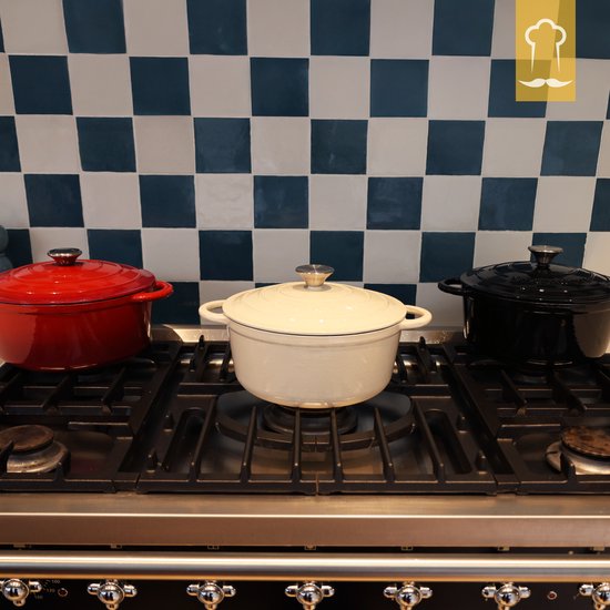 Gietijzeren Pan Chefarone 4.7L - PFAS vrij - Braadpan Inclusief Deksel - Kookpan voor alle Warmtebronnen - Kookpot Ø 26CM - Geëmailleerd Creme Wit - Cadeau voor vrouwen