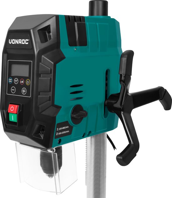 VONROC kolomboormachine 900W – tafelboormachine – digitaal bedieningspaneel met LCD scherm - kruislijnlaser en LED werkverlichting - Incl. snelspanklem, boorklem en parallelgeleider