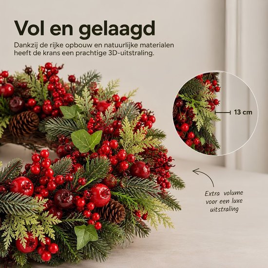 Mica Decorations Norah Kerstkrans met Dennenappels - Kerstversiering met Traditionele Look - Deurkrans voor in de Hal of bij de Voordeur - H13 x Ø50 cm - Rood en Groen