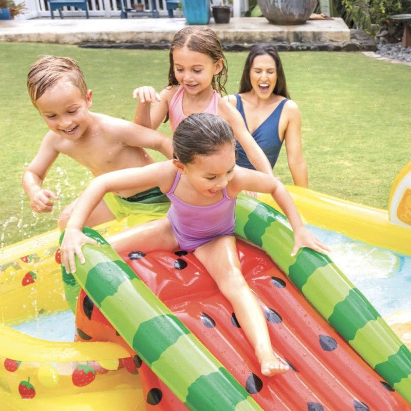 Intex Opblaasbaar Kinderzwembad - Met Glijbaan - Fruit - 244 x 191 x 91 cm + + INCL. Free And Easy Zwembadtegels Foam Blauw 9 Stuks