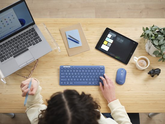 Trust Lyra - Draadloos Toetsenbord en Muis - Multi connect - Qwerty US - Blauw