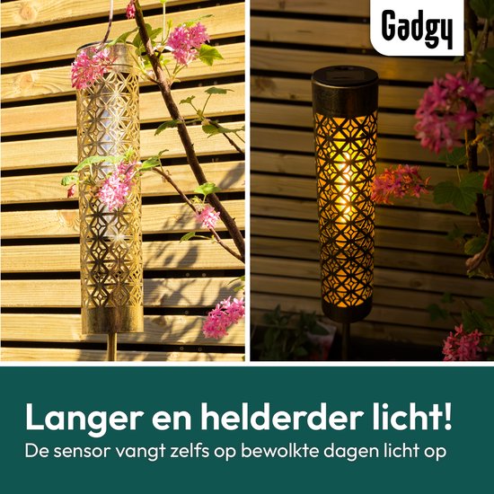 Gadgy Solar Tuinverlichting – 2x Staande Lampen met Bewegend Vlam Effect – Goud Metaal – LED Sfeerlampen op Zonne-energie – Voor Buiten – Weerbestendig – 98 cm Hoog - Grondspies