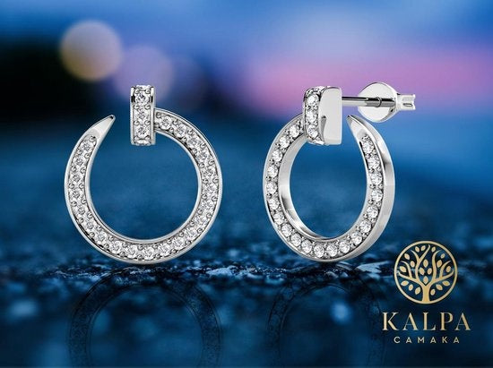 Yolora Dames Oorbellen met Kalpa Camaka Kristallen - Zilverkleurig - 18K Witgoud Verguld - Vrouwen Oorknoppen Zilver - Oorknopjes - Sieraden - Luxe Giftbox - Geschenkdoos - Cadeau doos - Exclusieve Geschenkverpakking - Mooie Cadeauverpakking