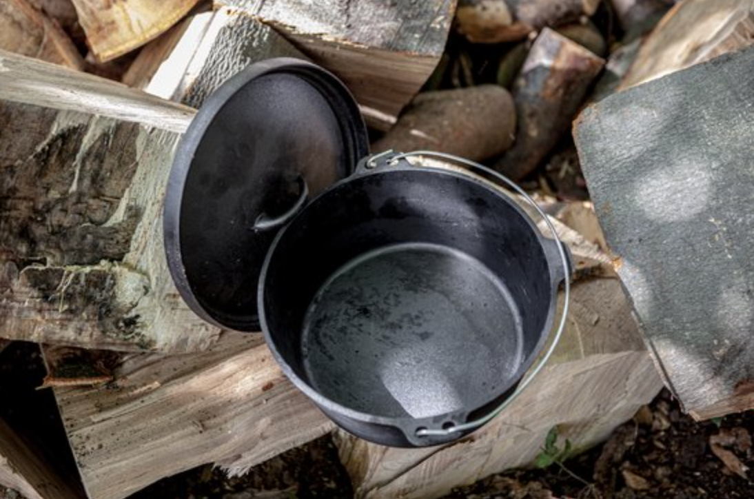 Westerholt Dutch Oven 7,5L - Gietijzeren kookpot met deksel - Voor open vuur en barbecue - Duurzaam en robuust