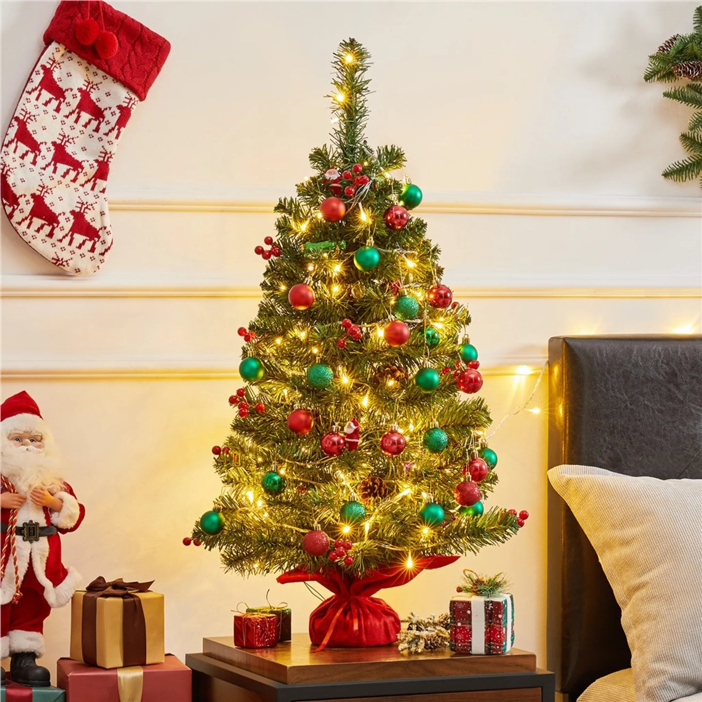 Yaheetech Tafelkerstboom Met Verlichting – 48 x 48 x 90 cm – Voorzien Van 50 LED-Lampjes En 60 Rode Bessen En Betonnen Voet Met Rode Doek – Voor Dressoir En Kantoor – Groen PVC En Beton