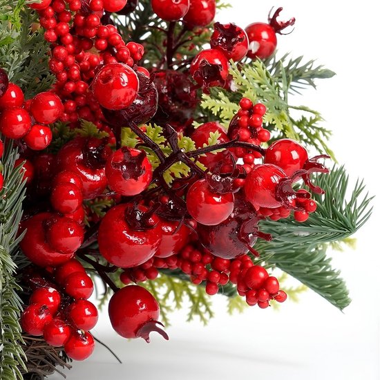 Mica Decorations Norah Kerstversiering - Kerstkrans met Dennenappels en Rode Besjes - Deurkrans voor Hal, Voordeur of Raam - Klassieke Kerstdecoratie - H11 x Ø40 cm - Rood
