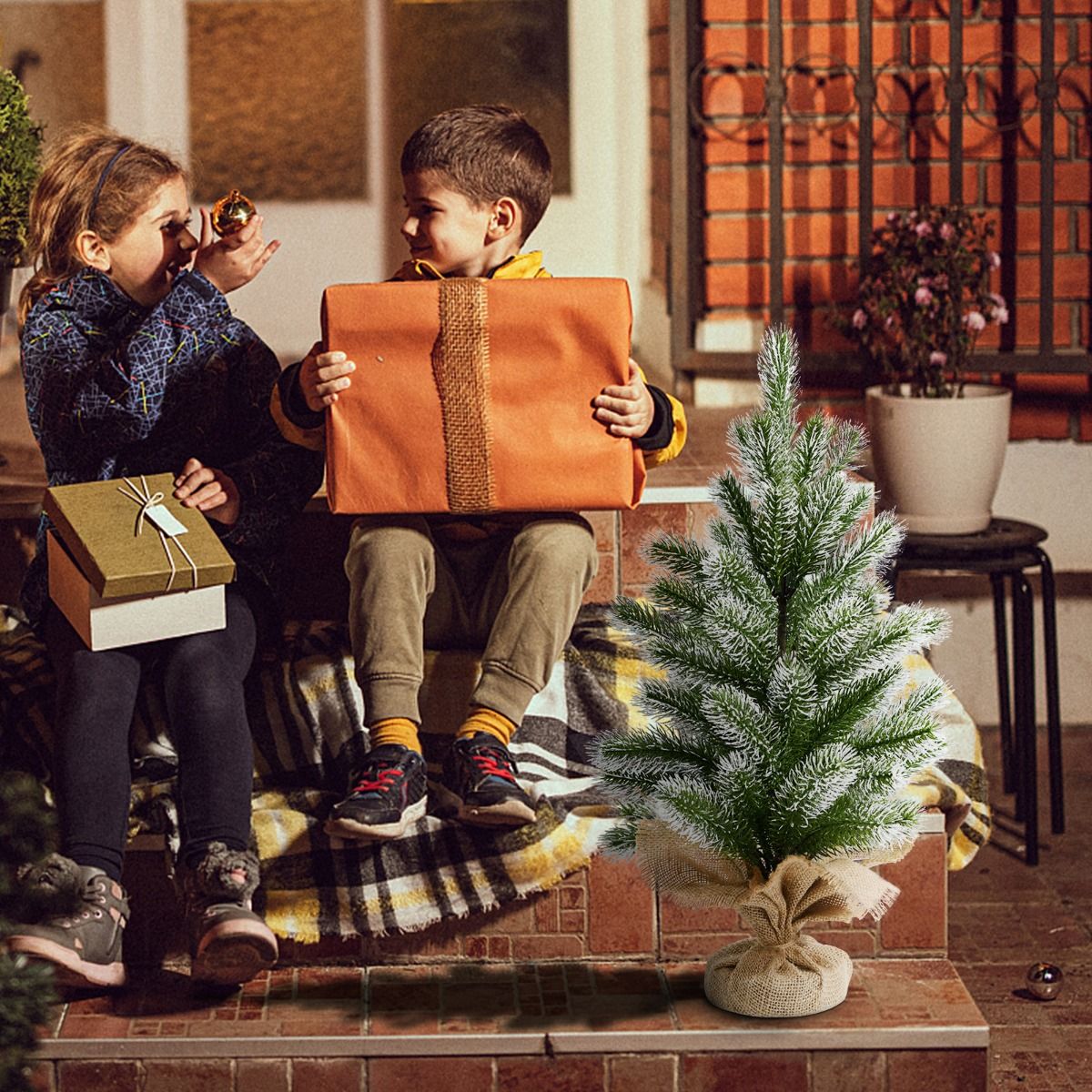 Coast Mini Kunstkerstboom - Tafelmodel met Cementen Standaard - Linnen Doek – 50 cm – Groen met Wit