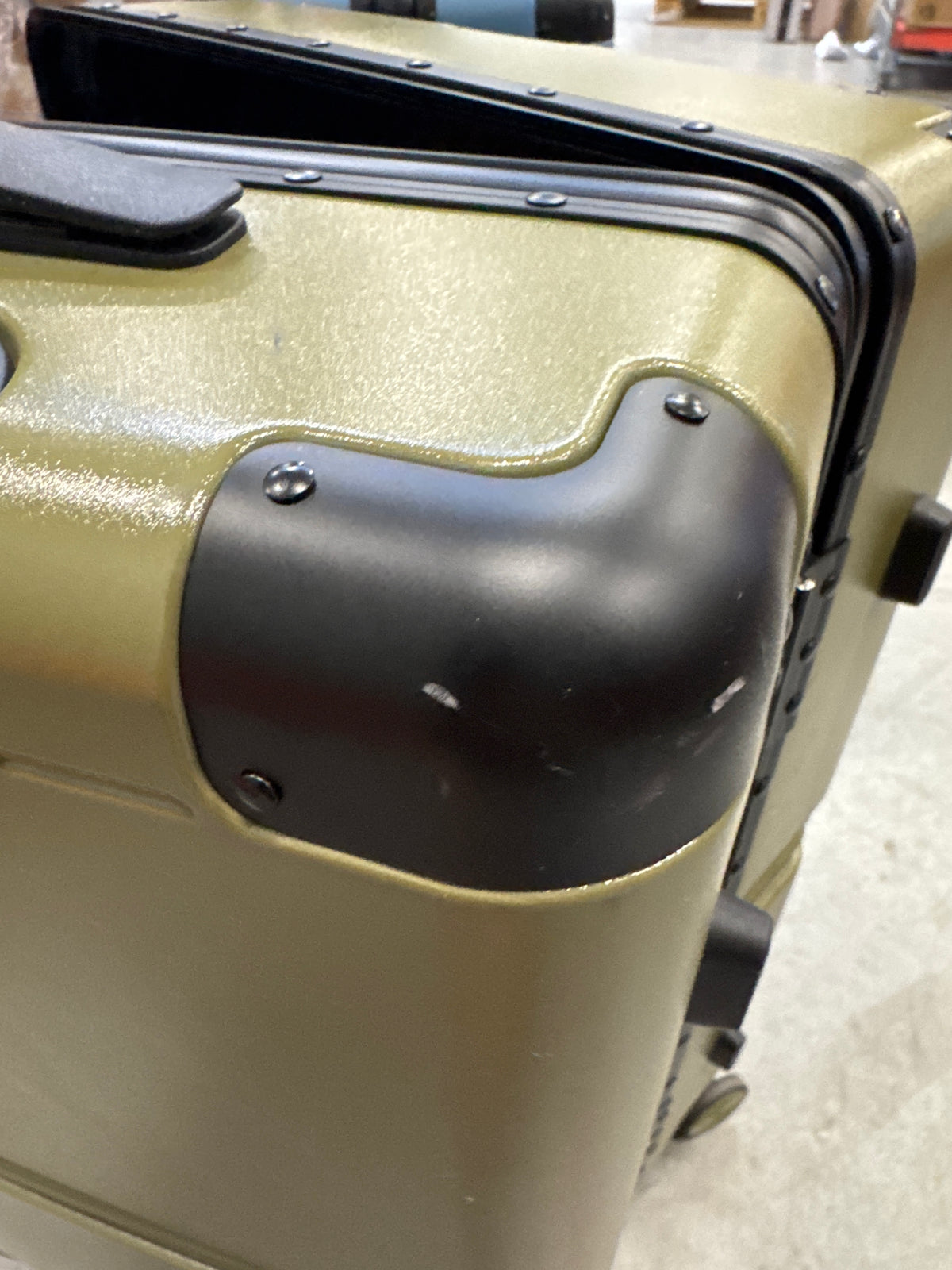 ONYX Hybrid Pro Handbagage Koffer 35 Liter - Gerecycled Polycarbonaat en Ritsloos Design - Reiskoffer met TSA slot en Spinner wielen - Lichtgewicht Trolley - Olive Green