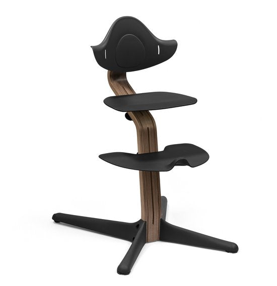 Stokke Nomi stoel, walnoot / zwart - Stimuleert actief zitten - Zonder gereedschap te verstellen - Inclusief stabiele voetsteun en anti-kantelwielen - Kan tot 150 kg dragen