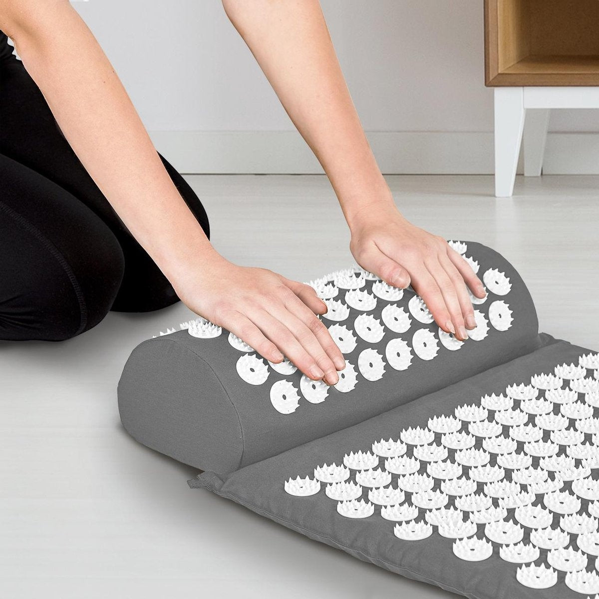 LifeGoods Acupressuur Mat met Kussen - Shakti mat - Spijkermat Incl. 2x Triggerpoint Bal - 66x40x2cm - Grijs/Wit