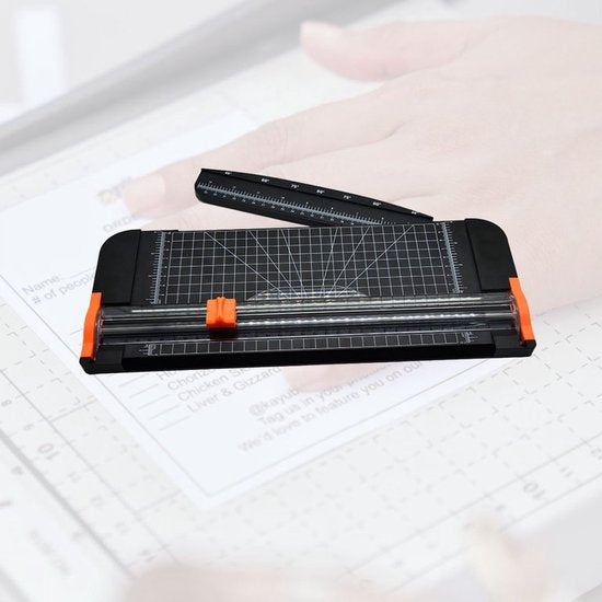BRASQ Rolsnijmachine A4 Zwart/ Oranje- Papiersnijder met anti slip bodem - Snijmachine- Snijdt tot 8 vel