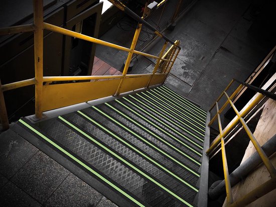 Perel Antisliptape met glow-in-the-dark-strook 5 m x 5 cm, voor binnen en buiten, zwart/groen