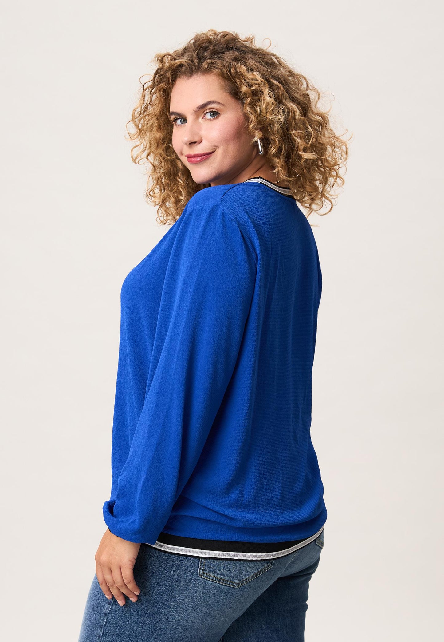 Romy Blouse PL – Kobaltblauw – Maat 48 – Comfortabele Top met Sportieve Details