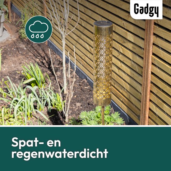 Gadgy Solar Tuinverlichting – 2x Staande Lampen met Bewegend Vlam Effect – Goud Metaal – LED Sfeerlampen op Zonne-energie – Voor Buiten – Weerbestendig – 98 cm Hoog - Grondspies