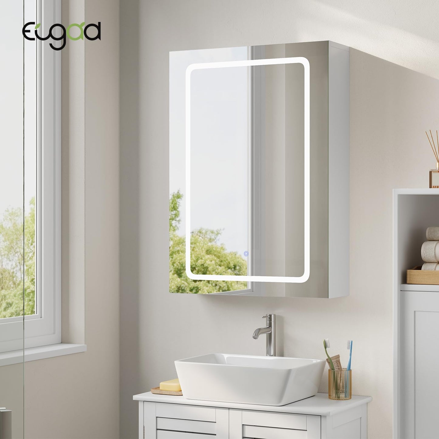 EUGAD badkamer spiegelkast - 1 spiegeldeur - 3 kleurtemperaturen - met stopcontact - wit - 50 x 70 x 14,5 cm