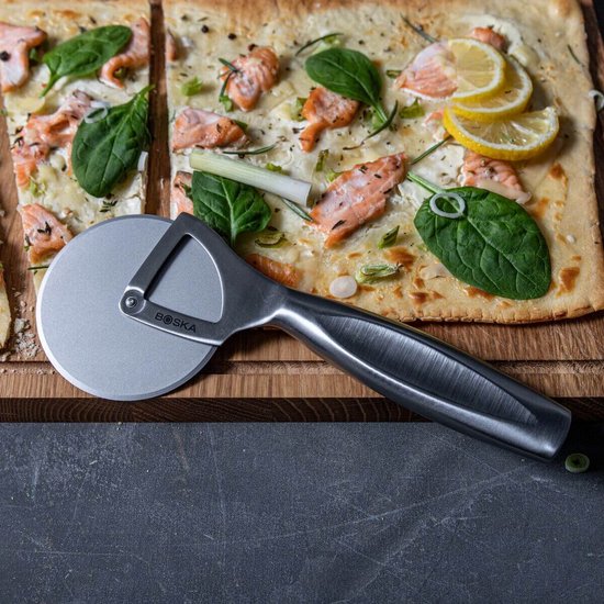 Boska Pizzasnijder Monaco+ - Pizzaroller - RVS - Ergonomische pizzasnijder - Cadeauverpakking - Giftbox - Cadeautips voor mannen - Keukengerei - Keuken accessoires - Levenslange garantie
