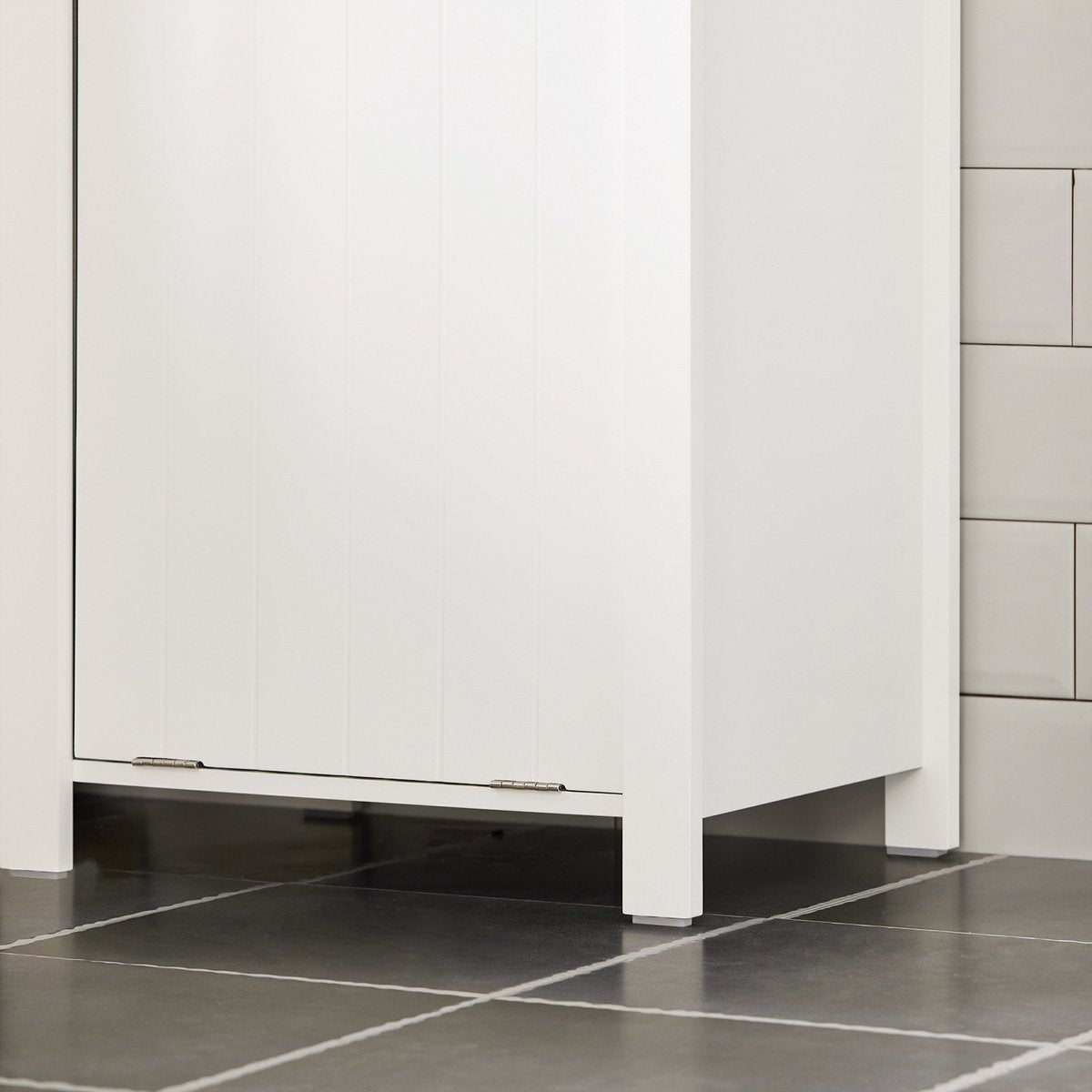 SoBuy Badkamer Kolomkast - Hoge Kast - 3 planken - 1 kantelbare wasmand -  45 x 35 x 171 cm - Wit
