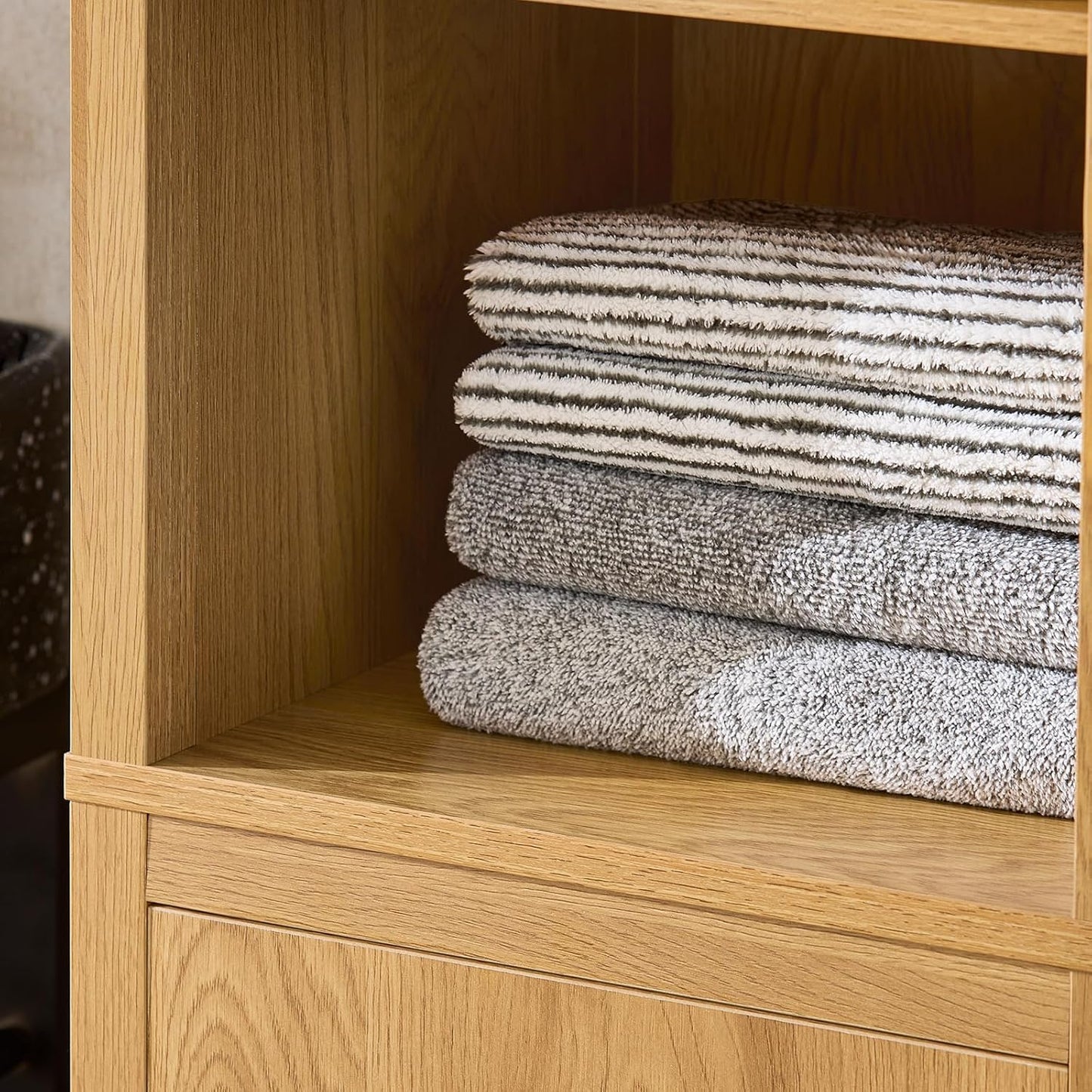 SoBuy Hoge Badkamerkast met Wasmand en 3 Planken - Wandmontage - Hout - 40 x 35 x 173 cm