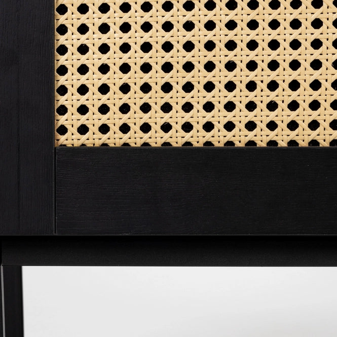 by fonQ TV-Meubel Cube – 150 x 40 x 50 cm – Zwart Houten Kast Met Rotan Webbing Details En Metalen Onderstel – Bohemian Stijl