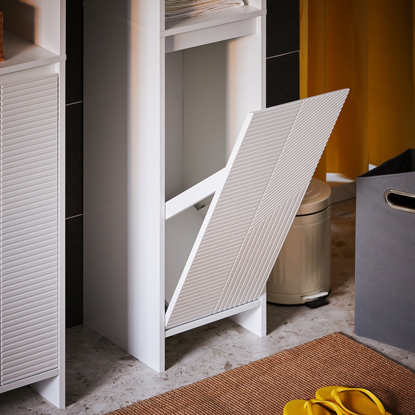 SoBuy Hoge badkamerkast BZR158-W - wit - 30x170x30 cm - met waszak en opbergruimte
