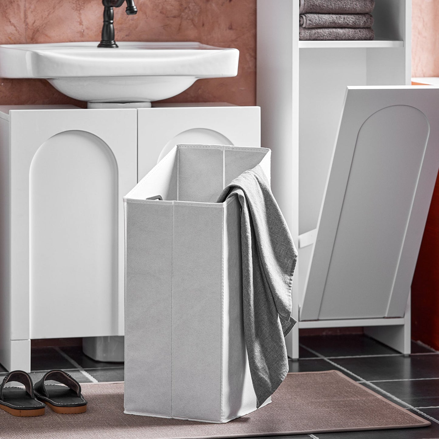 SoBuy Wasmandkast – Met Uitklapbare Waszak – max. 17 kg – 30 x 30 x 97 cm – Wit