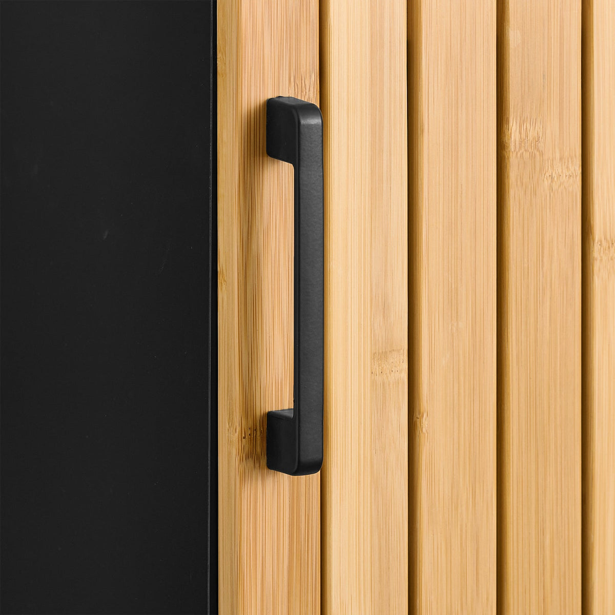 sobuy Smalle badkamerkast - 30x30x90 cm – bamboe & zwart – compact badkamermeubel met deur en verstelbare planken