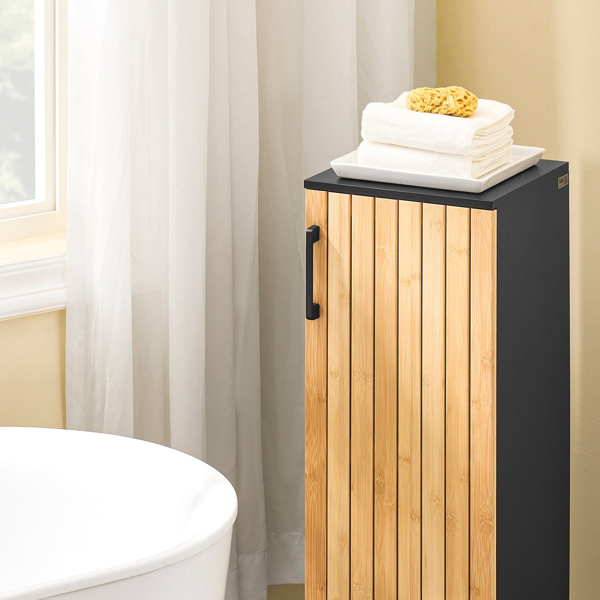 sobuy Smalle badkamerkast - 30x30x90 cm – bamboe & zwart – compact badkamermeubel met deur en verstelbare planken