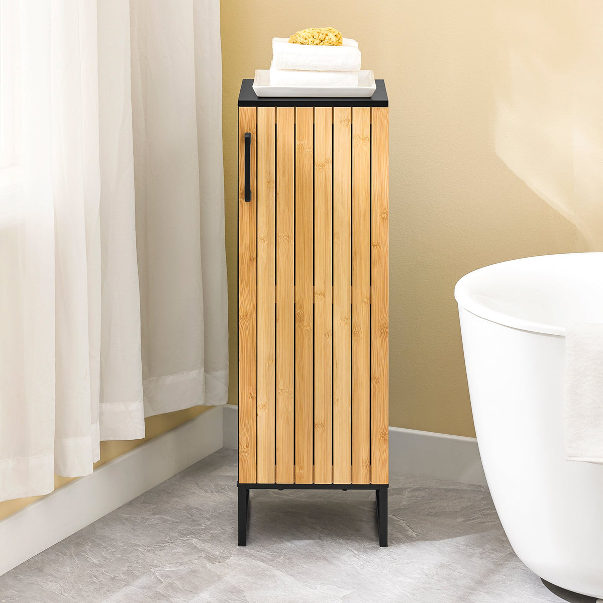 sobuy Smalle badkamerkast - 30x30x90 cm – bamboe & zwart – compact badkamermeubel met deur en verstelbare planken