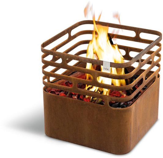 höfats CUBE Vuurkorf roestige vuurplaats, barbecue, kruk en tafel voor tuin en terras, van roestvrij staal met ingebouwde blusfunctie