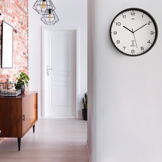 Monzana Wandklok – Radiogestuurd Automatische Analoog Ø31cm - Zwart Wit