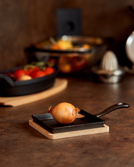Excellent Houseware Serveerpannetje met plank - gietijzer - bamboe hout - 14 cm