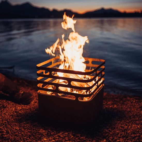 höfats CUBE Vuurkorf roestige vuurplaats, barbecue, kruk en tafel voor tuin en terras, van roestvrij staal met ingebouwde blusfunctie