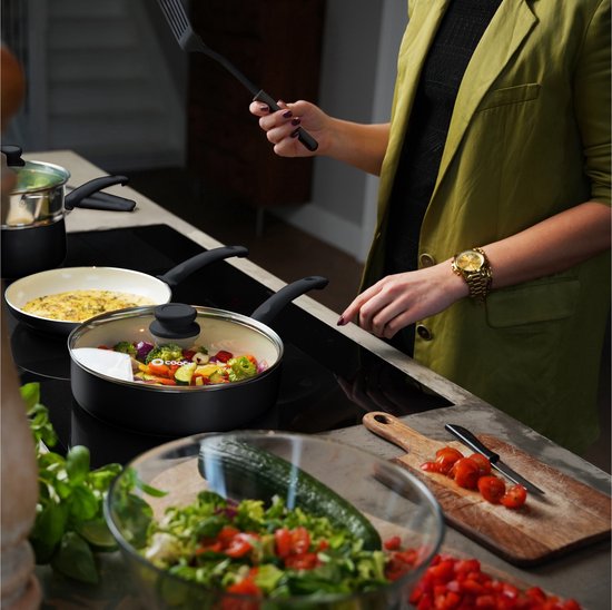 COOCK 19-Delige Pannenset Inductie - Speciale Anti-Aanbak Coating - Ergonomische Koudgrepen - Gerecycled Aluminium - koekenpannenset - kookpottenset - Zwart/Wit - Inclusief Onderzetters en E-book