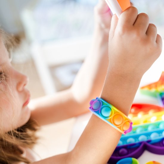 Partizzle 24x Fidget Toys Pop It Armbanden Pakket - Armbandjes Uitdeelcadeautjes - Grabbelton Traktatie Cadeautjes - Voor Kinderen & Peuters