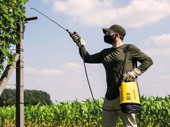Stanley Druksproeier 5 L, drukspuit, sproeier tuin, elektrisch, heroplaadbare batterij lithium, telescopische lans, regelbare sproeikop, autonomie 2.5 h, max. 2 bar, 0.33 L/minuut, geel/zwart